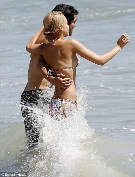 Джессика Альба показала безупречную фигуру после родов