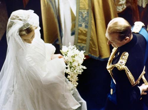 Самые яркие кадры британских королевских бракосочетаний