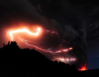 Аргентину и Чили засыпало пеплом от вулкана. Уникальные ФОТО