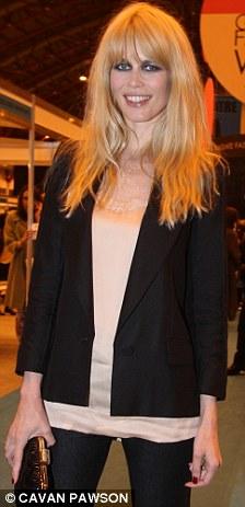 Беременная Клаудия Шиффер показала животик