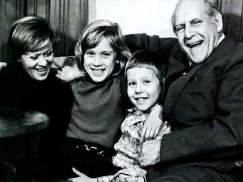 Трогательные семейные фото любимых с детства актеров