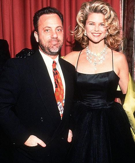 Супермодель отметила свое 60-летие съемкой в купальнике