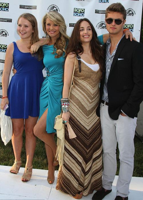 Супермодель отметила свое 60-летие съемкой в купальнике