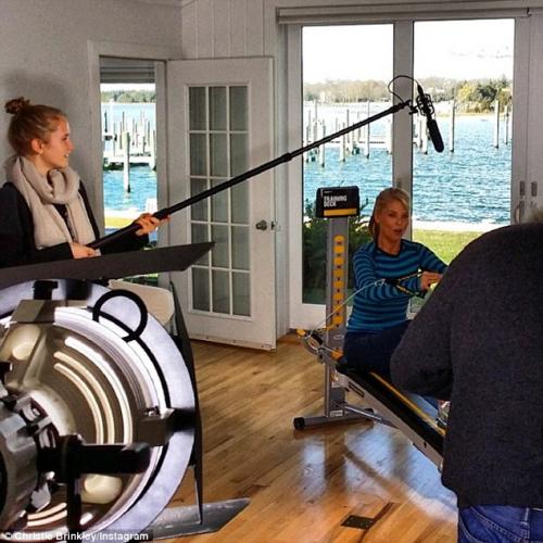 Супермодель отметила свое 60-летие съемкой в купальнике