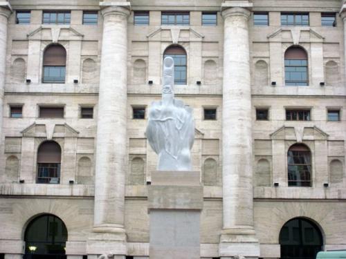 В Милане установлен памятник среднему пальцу