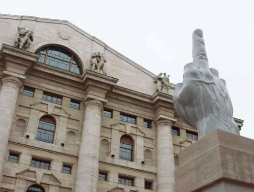 В Милане установлен памятник среднему пальцу