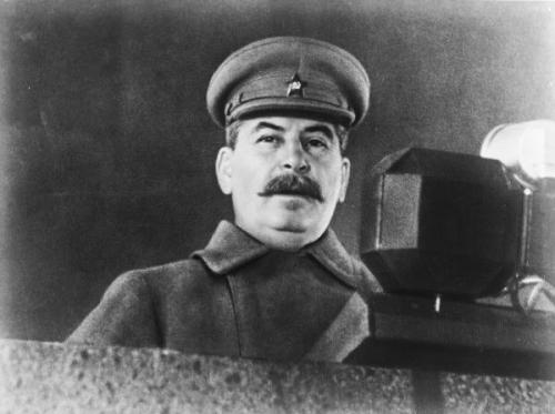 На пятой строчке, и это неожиданность, оказался Иосиф Сталин. Авторы рейтинга объяснили это тем, что он контролировал богатейшую страну и "мог иметь все, что хотел". Впрочем, мнение спорное.
