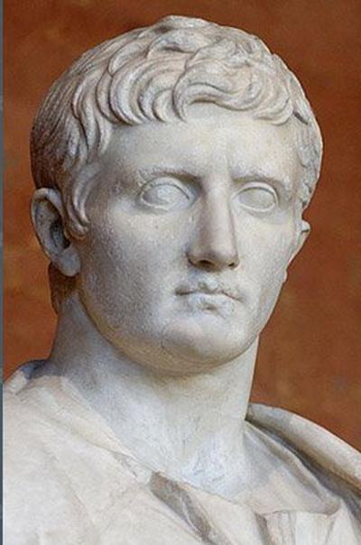В шаге от титула богатейшего человека в истории остановился император Август Октавиан, правивший Римской империей и умерший в 14 году нашей эры. По мнению экономистов, его состояние эквивалентно примерно 4,6 триллионам долларов США.