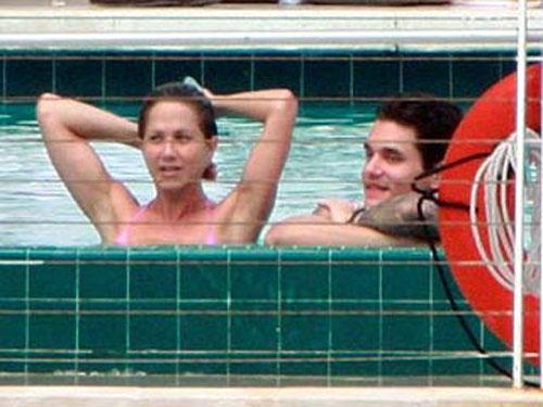 Дженнифер Энистон подцепила молодого любовника