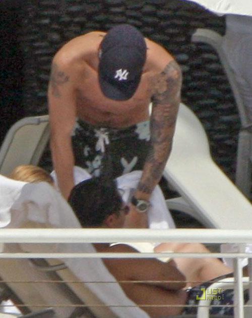 Дженнифер Энистон подцепила молодого любовника