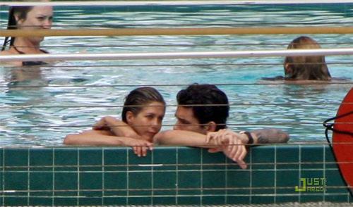 Дженнифер Энистон подцепила молодого любовника