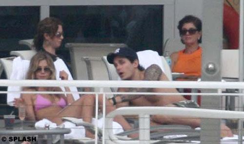 Дженнифер Энистон подцепила молодого любовника