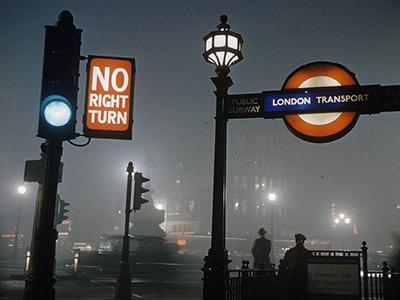 В начале декабря 1952 года холодный туман опустился на Лондон. Из-за холода горожане стали использовать для отопления уголь в большем количестве, чем обычно. Примерно к этому же времени завершился процесс замены городского электротранспорта на автобусы с дизельным двигателем.