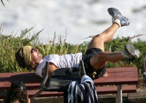 Снимки, которые звезды не хотели бы видеть в прессе-2