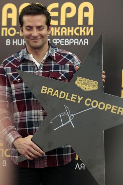 Брэдли Купер стал звездой №13 на Российской аллее славы
