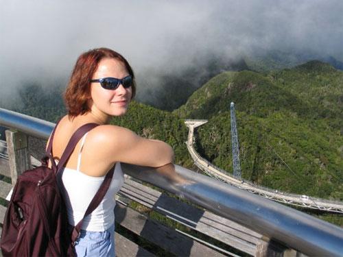 Мост в облаках открывает вид на архипелаг