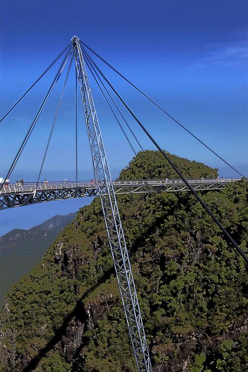 Мост в облаках открывает вид на архипелаг