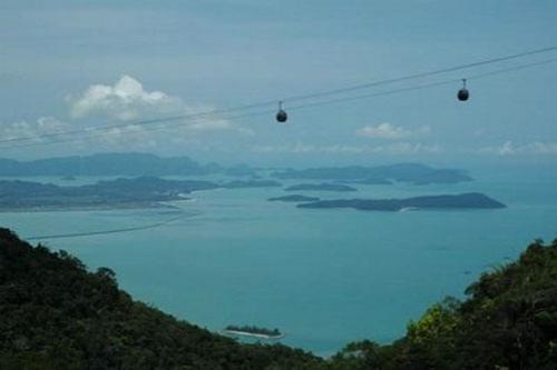 Мост в облаках открывает вид на архипелаг