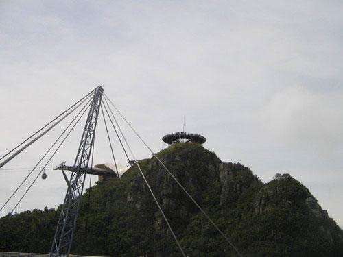 Мост в облаках открывает вид на архипелаг