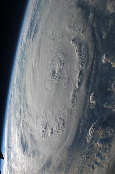 Как выглядят ураганы из космоса