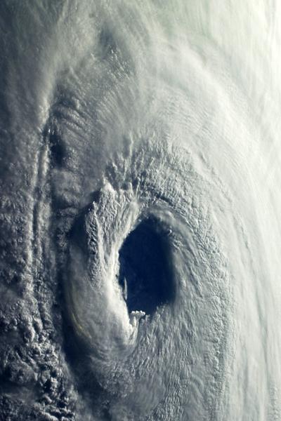 Как выглядят ураганы из космоса