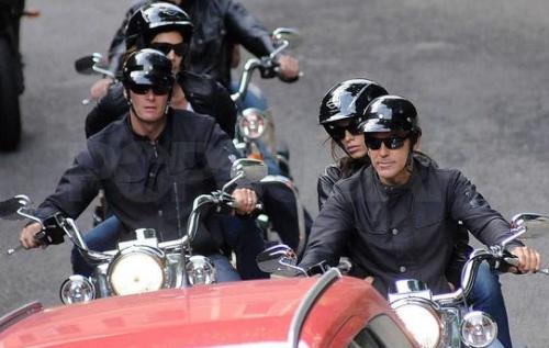 Джордж Клуни катал новую подружку на байке