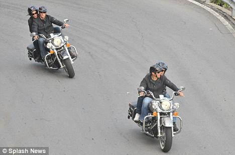 Джордж Клуни катал новую подружку на байке