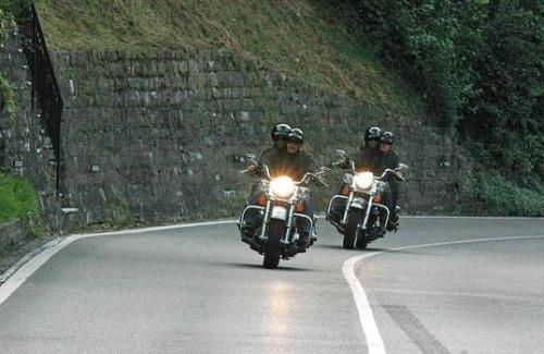 Джордж Клуни катал новую подружку на байке