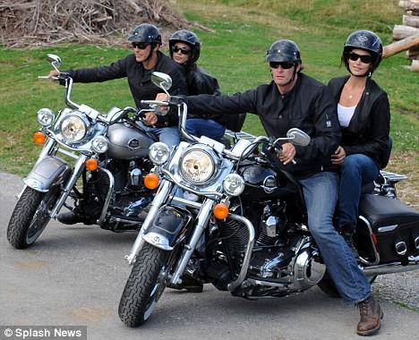 Джордж Клуни катал новую подружку на байке