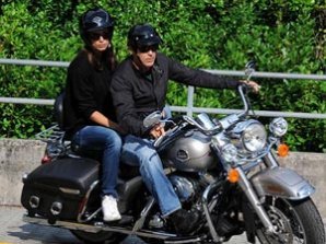 Джордж Клуни катал новую подружку на байке