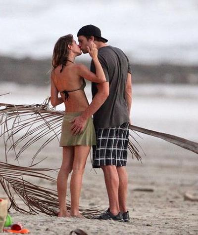 Лучшие поцелуи знаменитостей в 2012 году