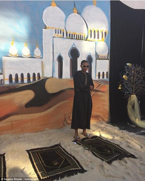 Мама устроила сыну выпускной в стиле арабских шейхов за  тысяч