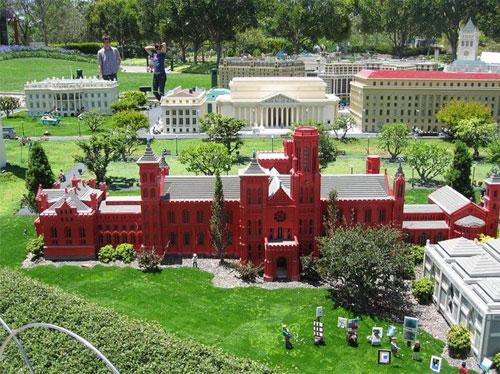 На постройку игрушечной страны ушло 44 миллиона кубиков