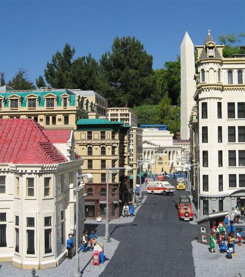 На постройку игрушечной страны ушло 44 миллиона кубиков