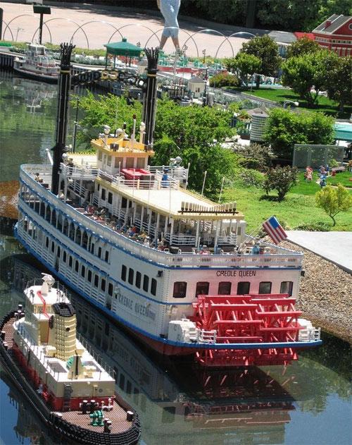 На постройку игрушечной страны ушло 44 миллиона кубиков