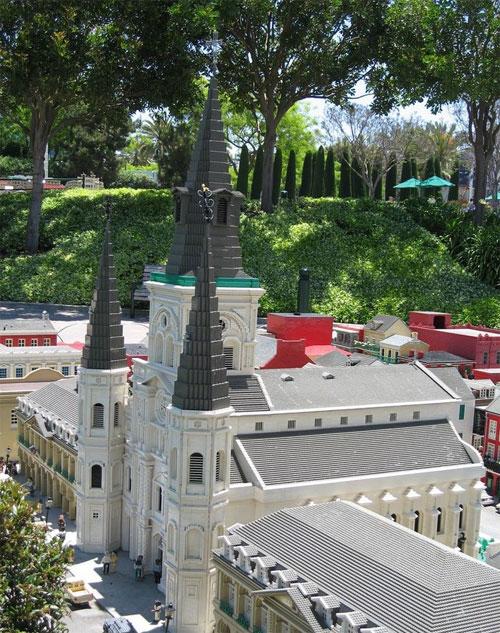 На постройку игрушечной страны ушло 44 миллиона кубиков