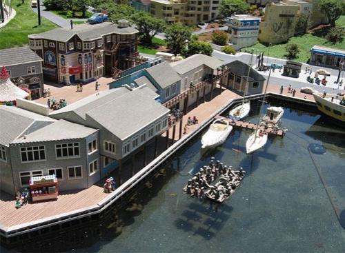 На постройку игрушечной страны ушло 44 миллиона кубиков