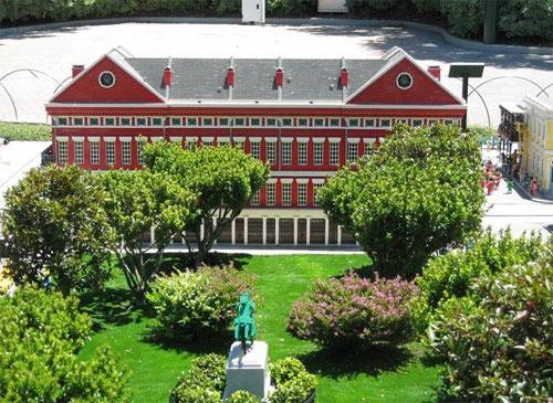 На постройку игрушечной страны ушло 44 миллиона кубиков