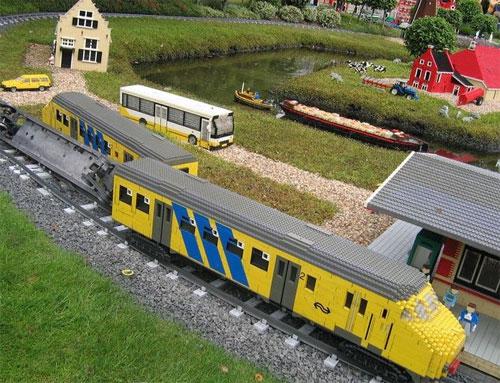 На постройку игрушечной страны ушло 44 миллиона кубиков