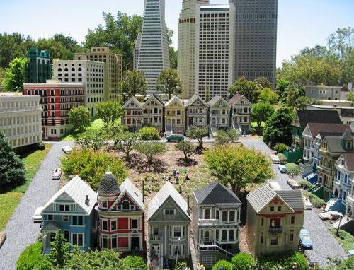 На постройку игрушечной страны ушло 44 миллиона кубиков