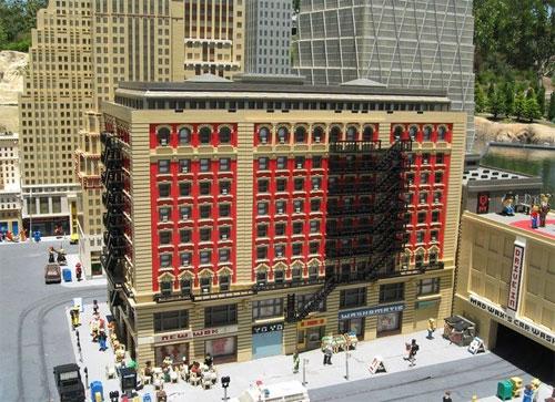 На постройку игрушечной страны ушло 44 миллиона кубиков