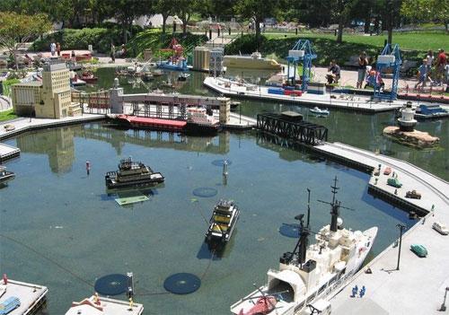 На постройку игрушечной страны ушло 44 миллиона кубиков