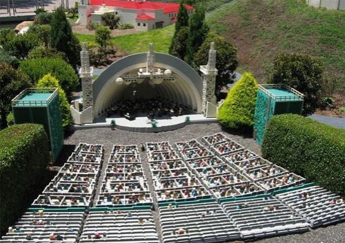 На постройку игрушечной страны ушло 44 миллиона кубиков