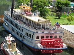 На постройку игрушечной страны ушло 44 миллиона кубиков