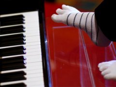 Безрукий пианист выиграл шоу талантов