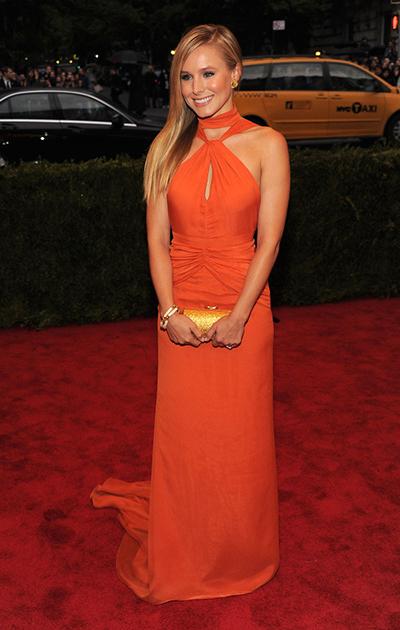 Звездный гардероб: оранжевые платья на красной дорожке