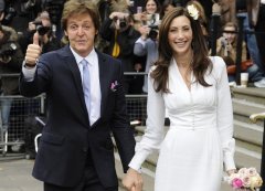 На ком женятся престарелые знаменитости