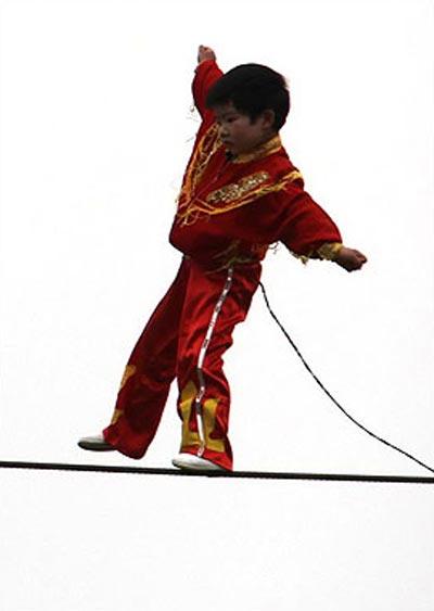 3-летняя девочка прошла по канату над вольером голодных тигров