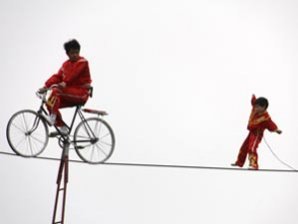 3-летняя девочка прошла по канату над вольером голодных тигров