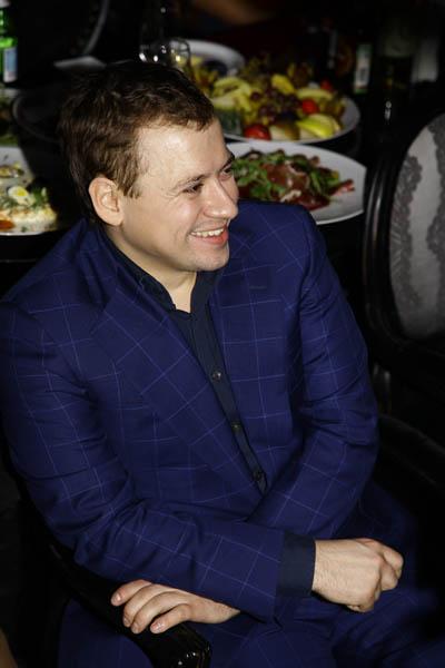 Николай Басков пришел с новой подругой на вечеринку к Алексею Воробьеву